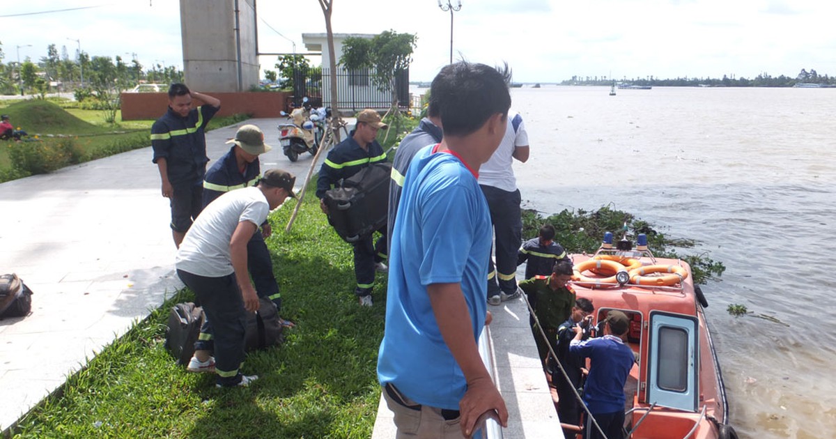 Nam thanh niên bất ngờ đưa dây chuyền cho bạn, nhảy xuống cầu Rạch Miễu tự tử