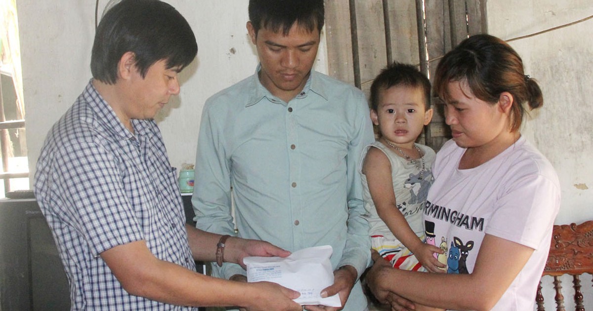 Trao tiền cho đôi vợ chồng nghèo ghép thận