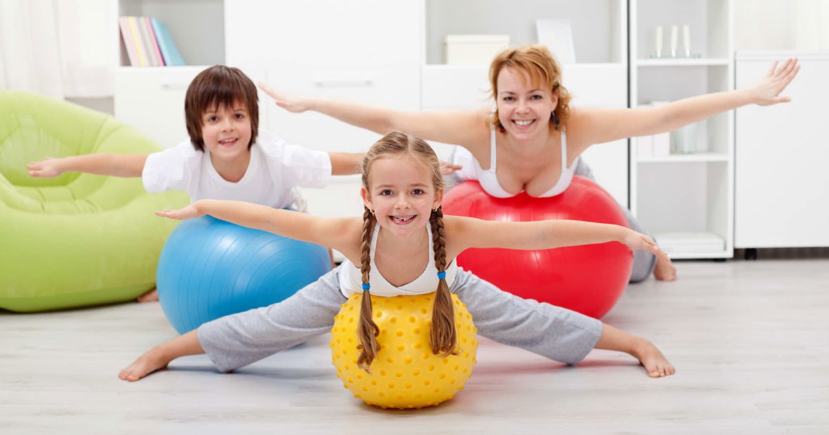 Chơi với bóng - 'chiêu' dụ trẻ tập thể dục dễ dàng