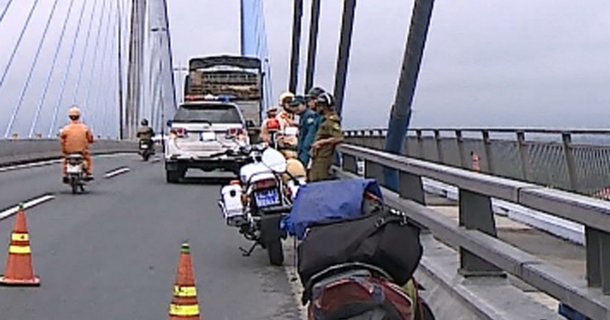 Tài xế bỏ xe chở gỗ trên cầu Mỹ Thuận, gieo mình xuống sông Tiền