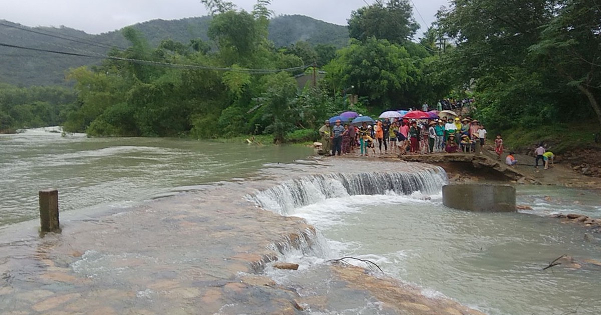 Trưởng thôn bị lũ cuốn trôi mất tích