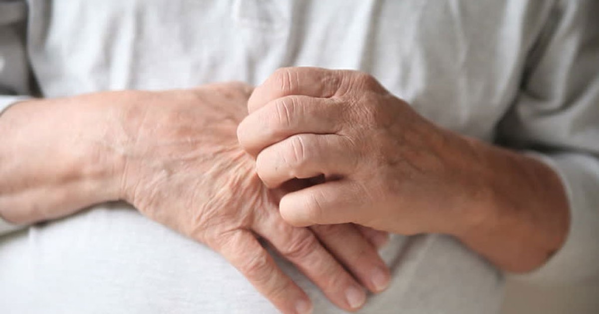 Tắm với nước thường cũng hiệu quả để trị chàm