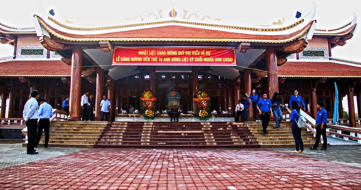 Dâng hương Đền thờ 10 anh hùng liệt sĩ khởi nghĩa Hòn Khoai