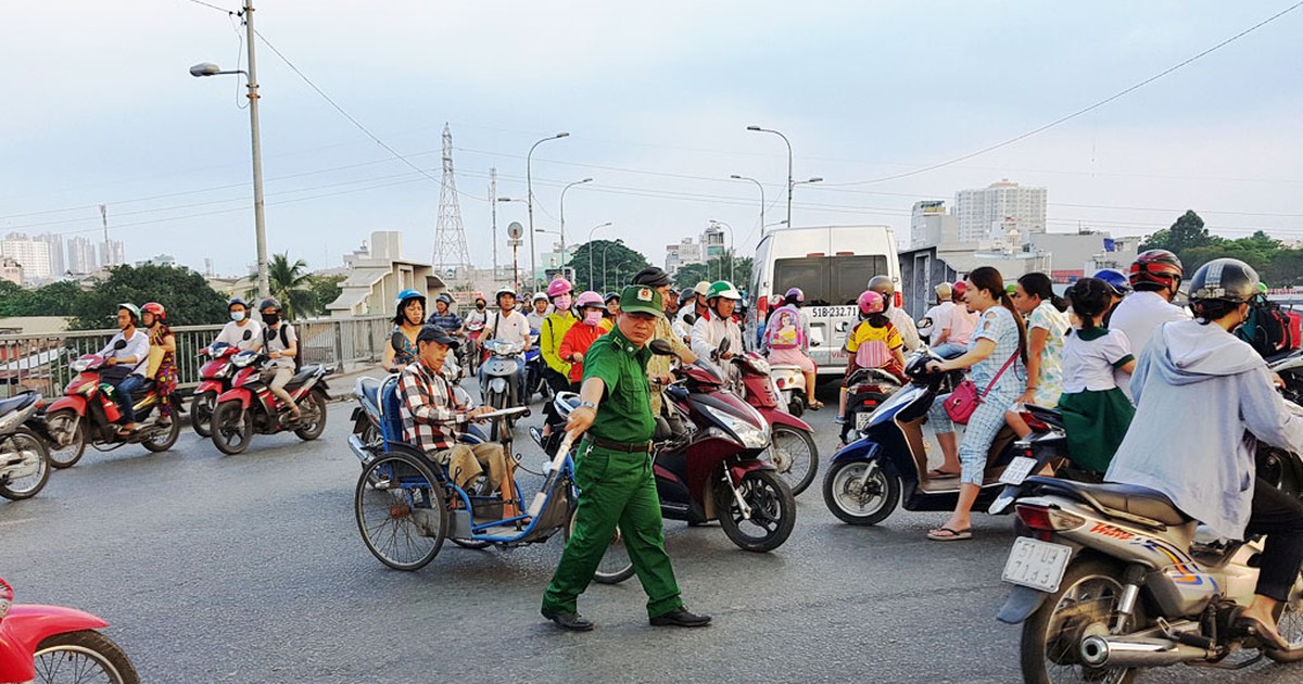 Áo xanh xuống phố: Phóng viên Thanh Niên 'làm' Trật tự viên giao thông