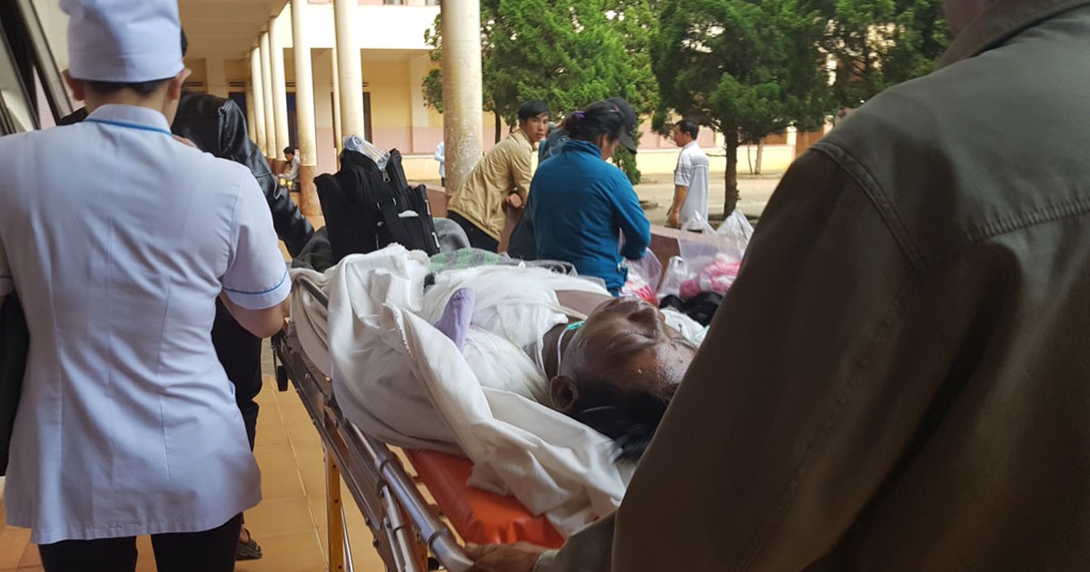 Ấm ức vì chồng say xỉn, vợ tạt nước sôi làm chồng, con bị bỏng nặng