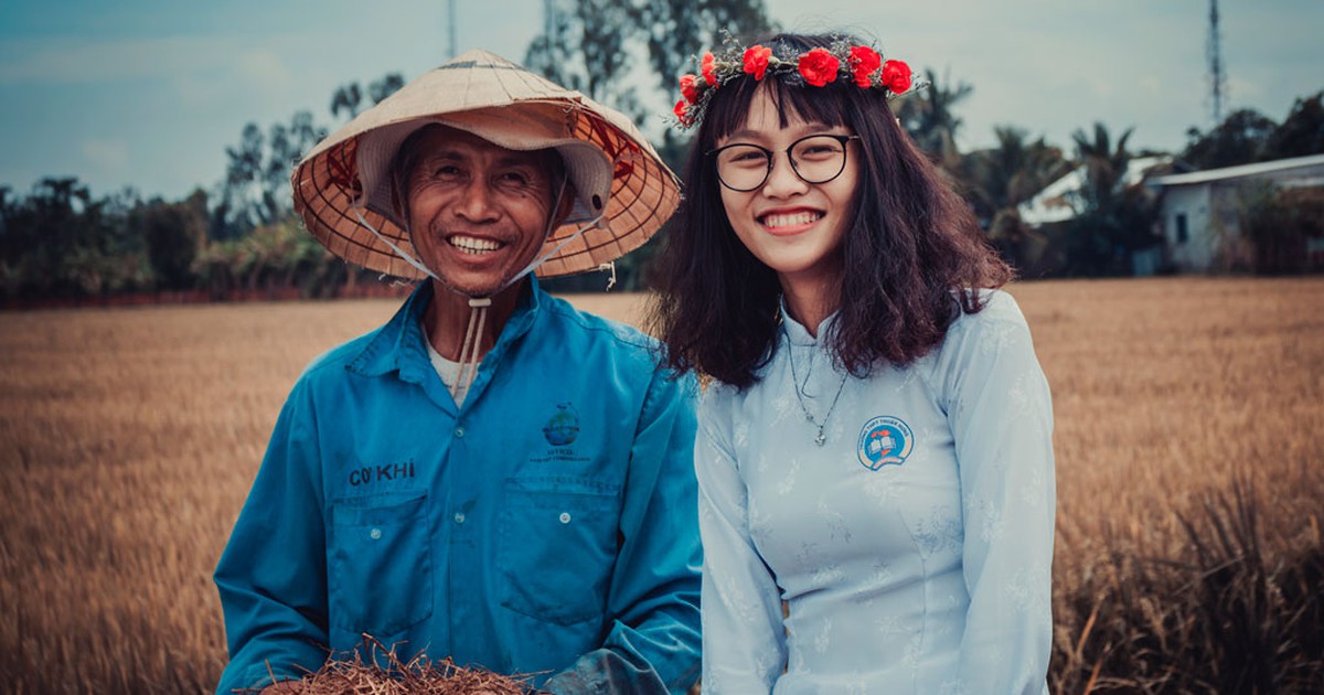 Chuyện đẹp trên mạng xã hội: Con gái và cha bên cánh đồng