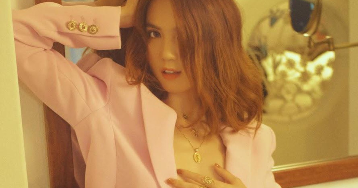 Ngọc Trinh mặc gợi cảm lấy tay che ngực trần