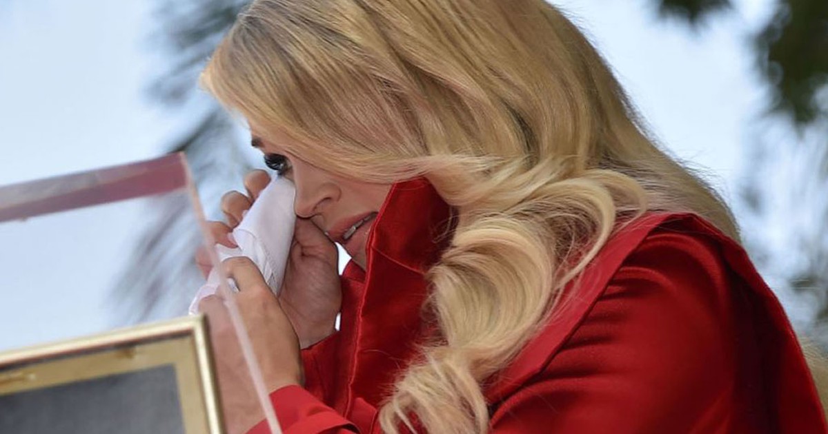 Carrie Underwood bật khóc khi nhận sao trên Đại lộ Danh vọng