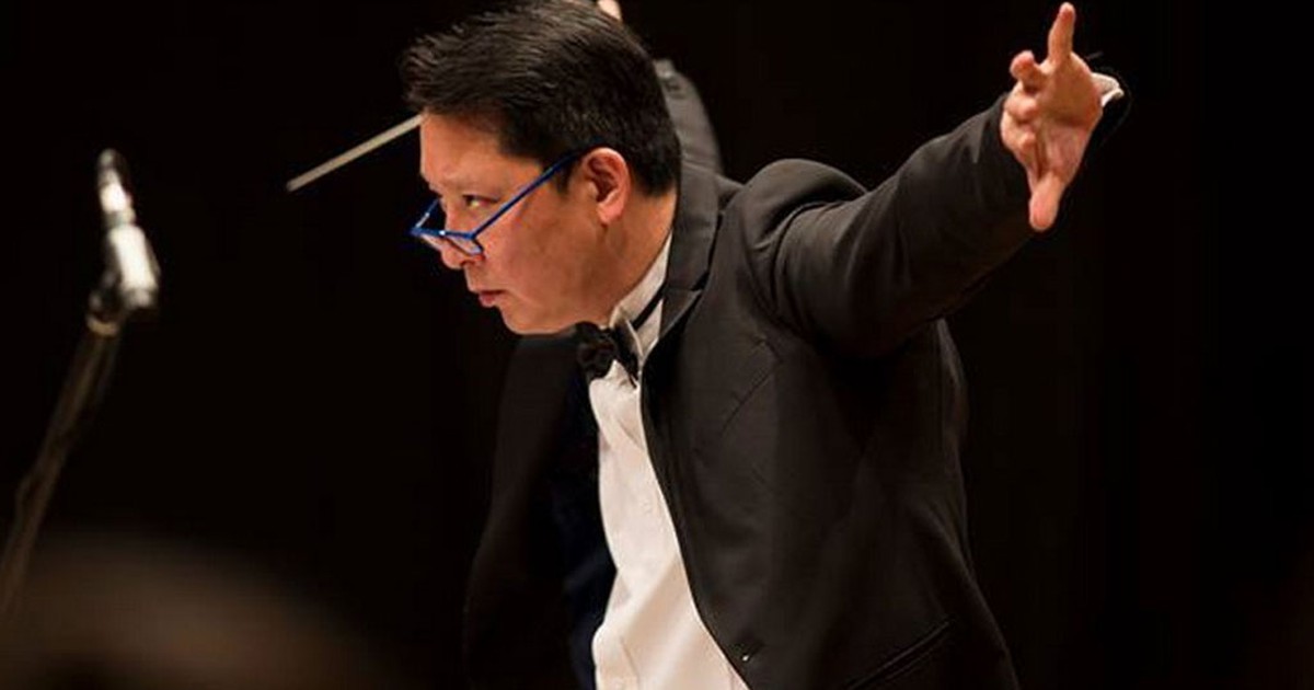 Nhạc trưởng Lê Phi Phi chỉ huy hòa nhạc mừng năm mới