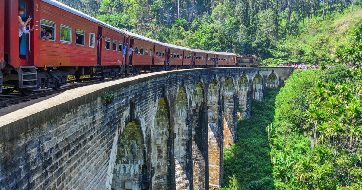 Băng qua cầu đường sắt Nine Arch ở Sri Lanka