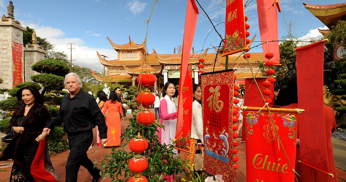 Việt kiều Mỹ quận Cam thướt tha áo dài lên chùa hái lộc mùng 1 Kỷ Hợi