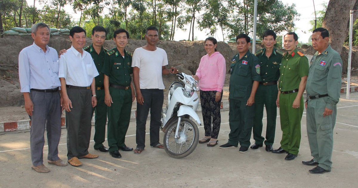 Công an Campuchia trao trả xe bị mất cướp cho người dân Việt Nam