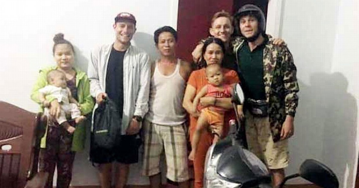 Nhặt túi xách của du khách Anh, nhờ con gái đăng Facebook tìm người trả lại