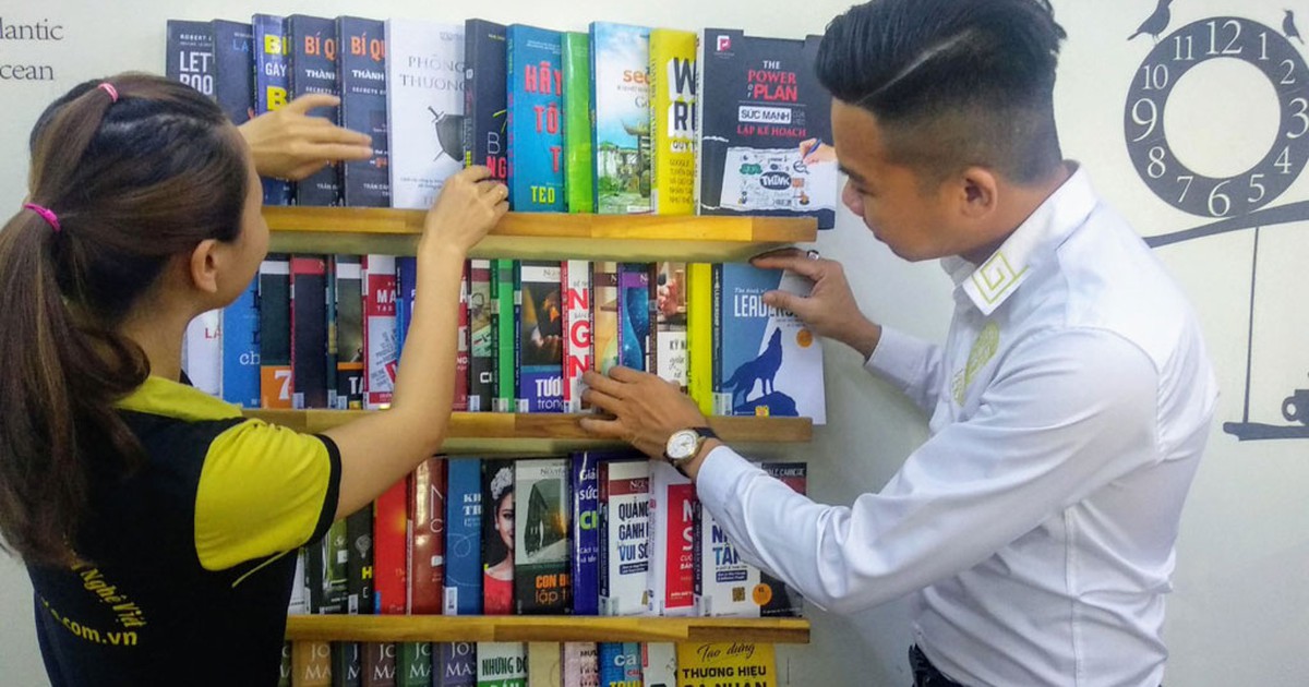 Nhân viên đọc sách được sếp thưởng tiền