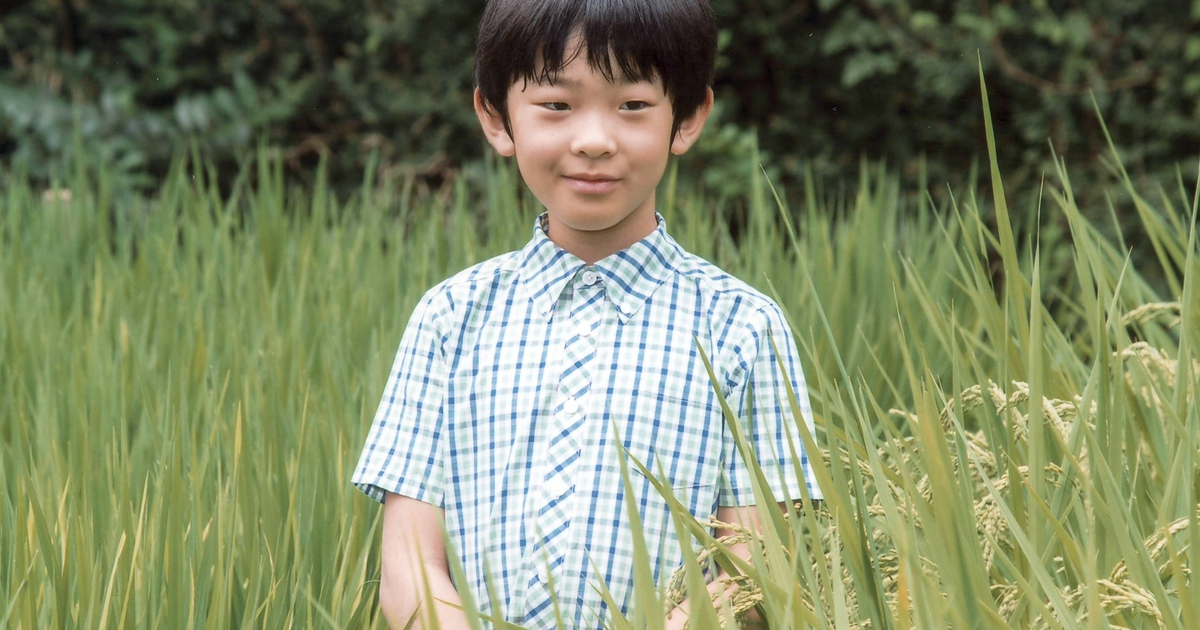 Kẻ lạ giấu dao cạnh bàn của cháu Nhật hoàng