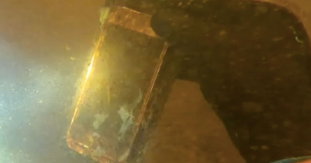 Chiếc iPhone vẫn hoạt động bình thường sau 15 tháng ở đáy sông