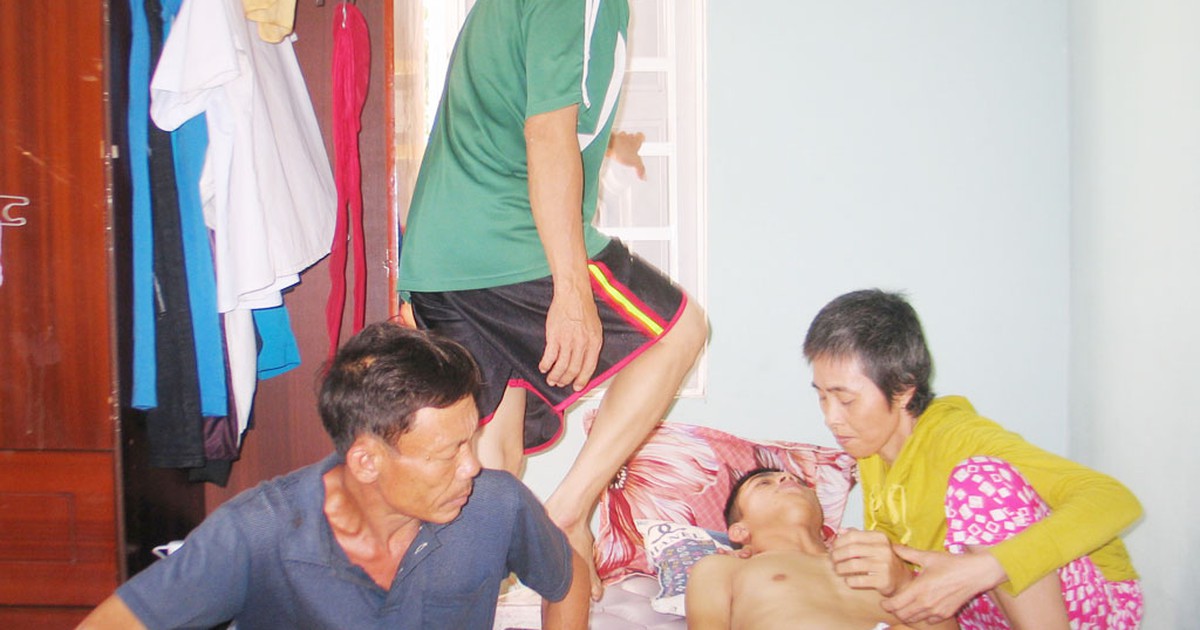 Lá lành đùm lá rách:​ Bố bị tâm thần, mẹ ung thư, con lại gặp tai nạn!