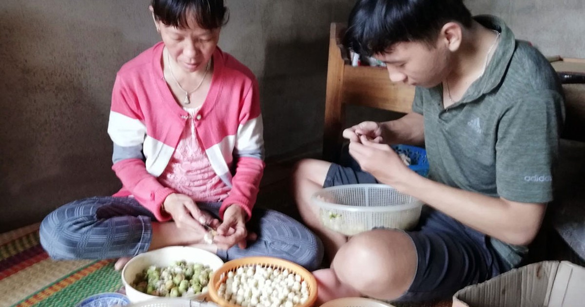 Mắc bệnh hiểm nghèo, không tiền chữa trị vẫn gượng đi làm nuôi con ăn học