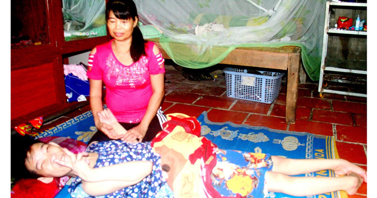 Lá lành đùm lá rách: Mẹ bệnh nặng nuôi con tật nguyền