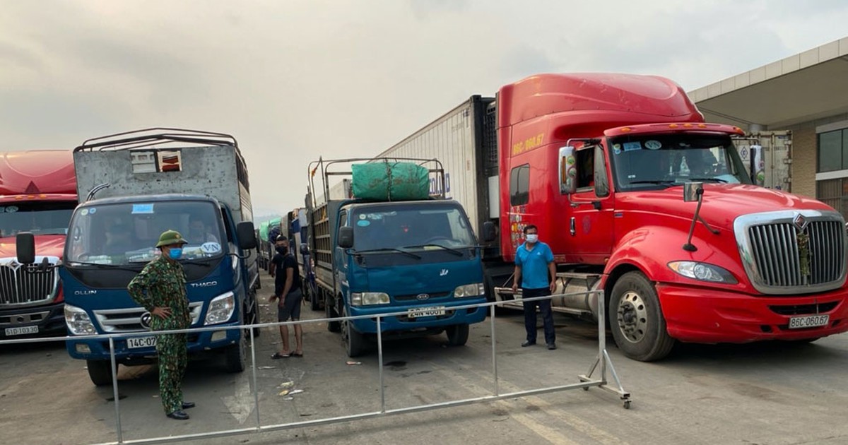 Hàng hóa ồ ạt xuất - nhập trở lại với Trung Quốc