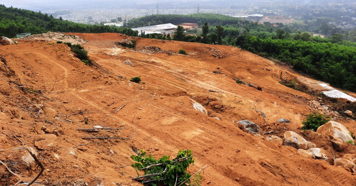 Ủi đất, phá đá ngay dưới chân đập thủy lợi