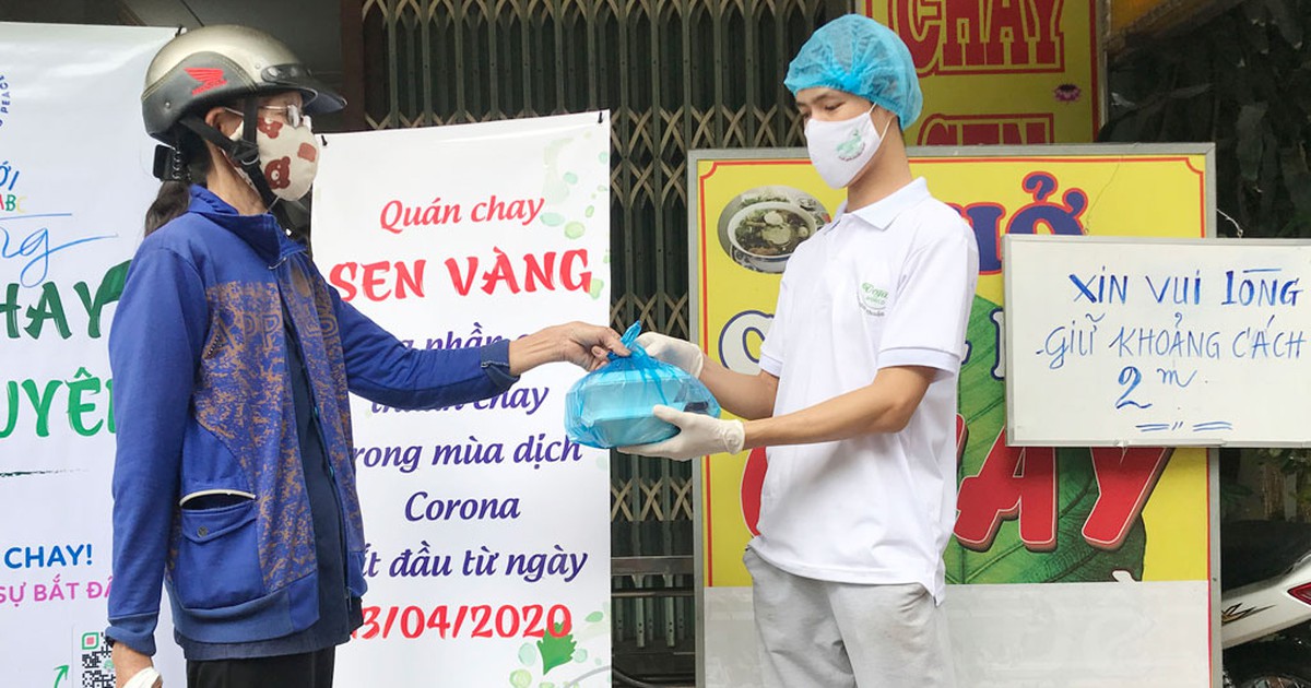 Những hộp cơm nghĩa tình giữa mùa dịch