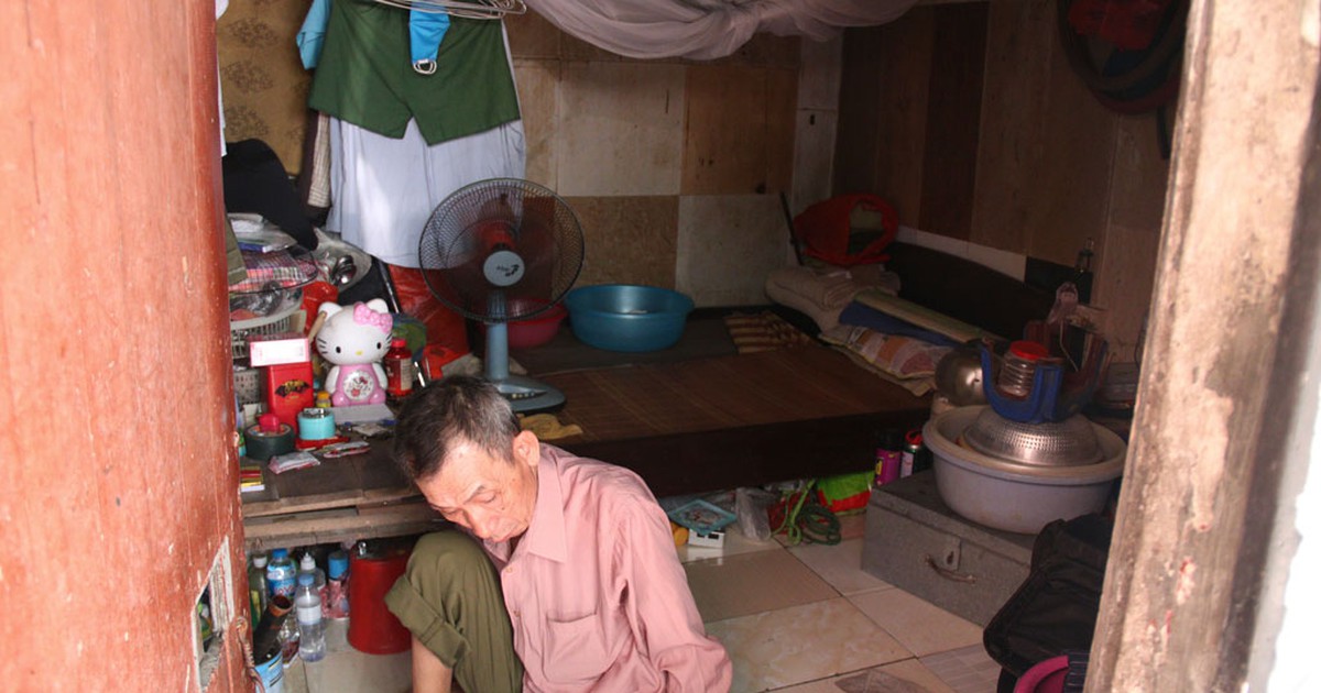 Ông cụ 66 tuổi 10 năm nhặt ve chai ở Hà Nội mưu sinh để không phiền ai