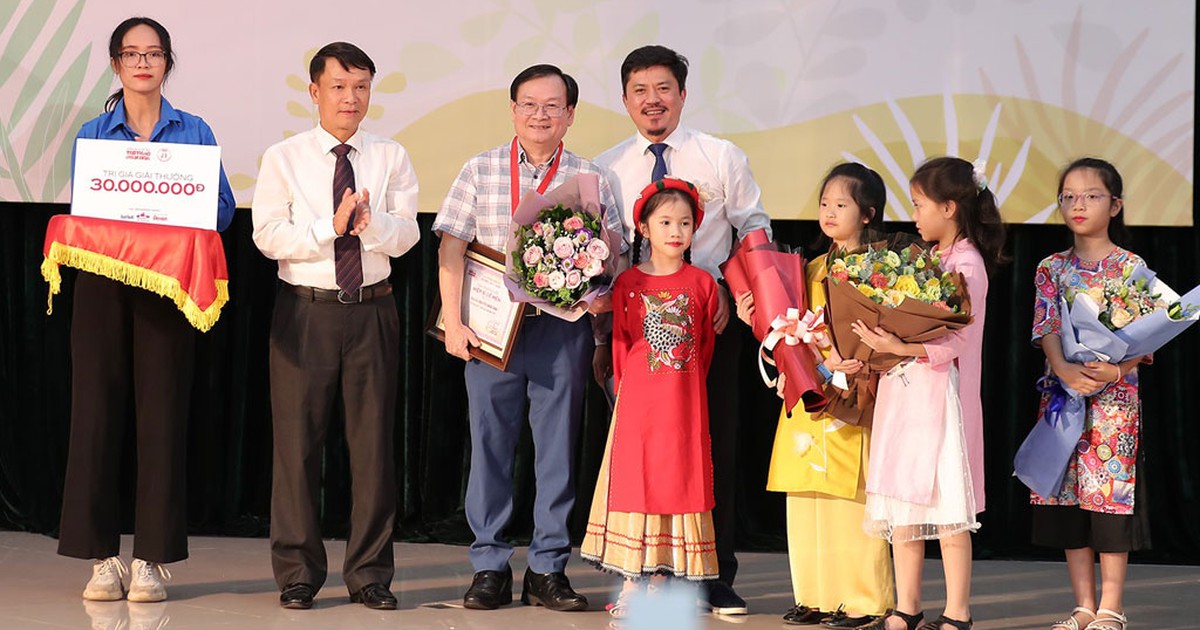 Nhà văn Nguyễn Nhật Ánh nhận giải Hiệp sĩ Dế mèn