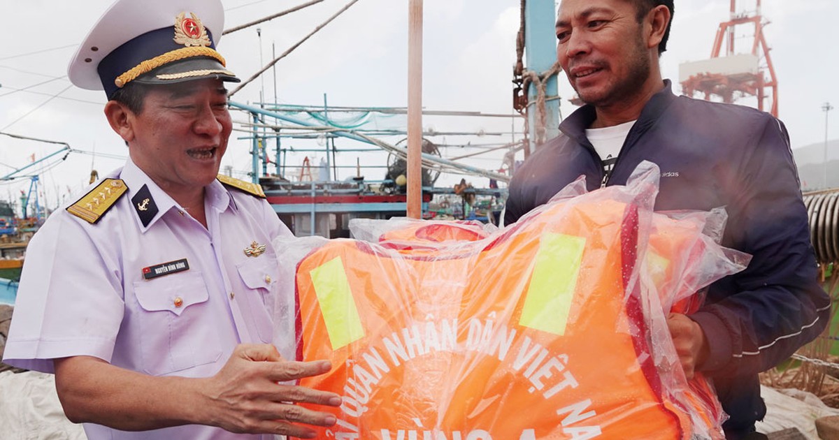 Vùng 4 hải quân khám bệnh, phát thuốc, trao quà cho ngư dân