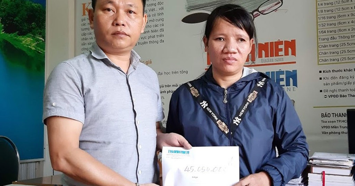 Trao tiền giúp người mẹ nghèo nuôi con mang bệnh bẩm sinh