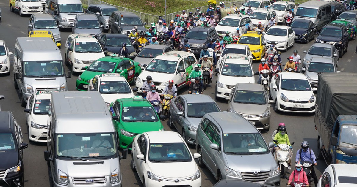 Cấp bách đường thoát sân bay Tân Sơn Nhất