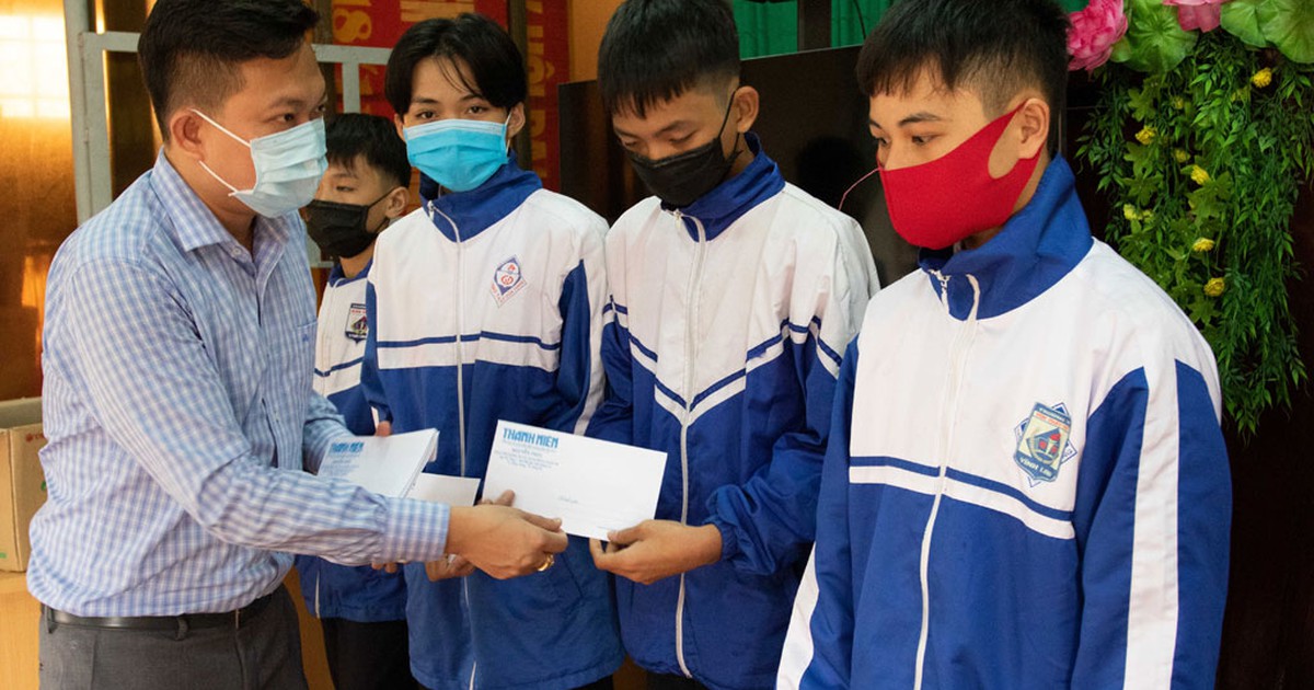 Tặng quà tết cho bà con Vĩnh Linh, Quảng Trị