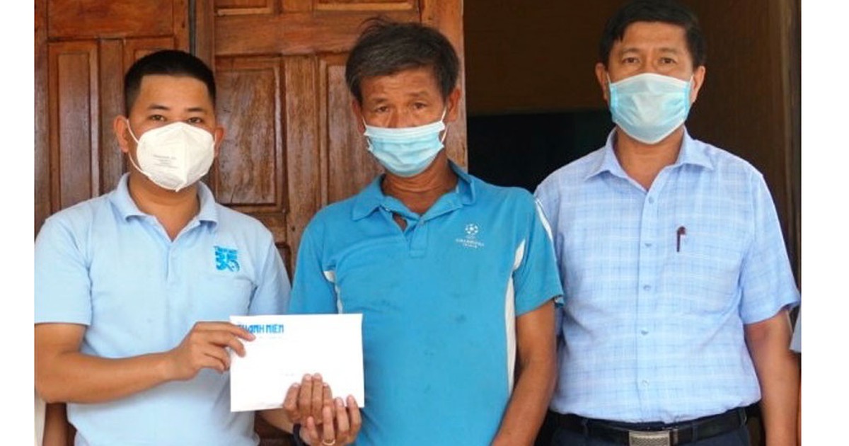 Trao tiền bạn đọc giúp người bị nạn tại Hà Tĩnh