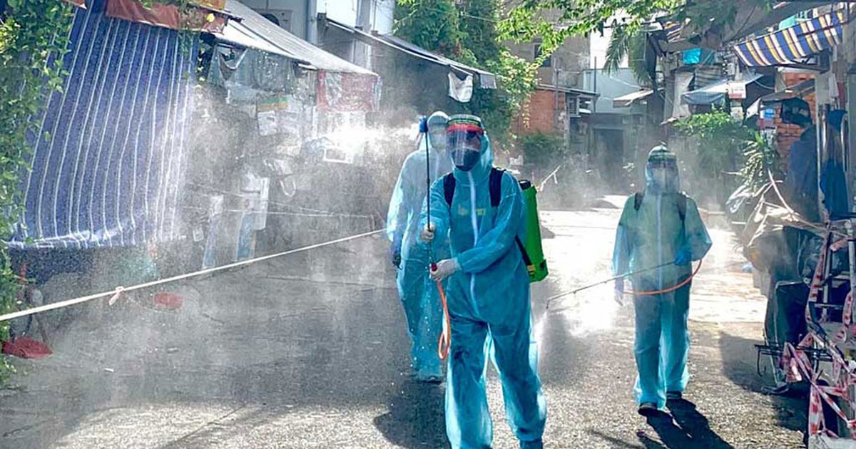 Đội hình khử khuẩn mùa dịch: Da bỏng rát, ngất xỉu... là chuyện thường tình