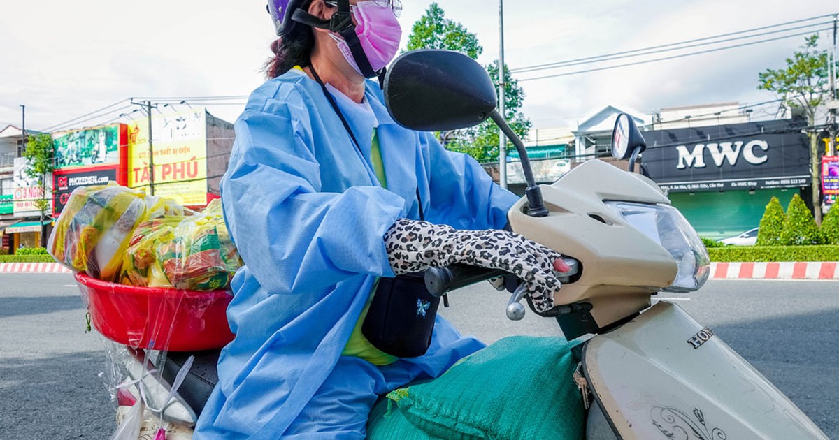 Cô giáo về hưu chạy xe máy chở quà tặng học sinh, người nghèo giữa dịch Covid-19