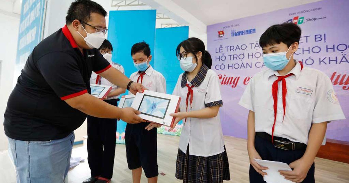 Cậu học trò ôm ông nội khóc vì sẽ được học trực tuyến như bạn bè