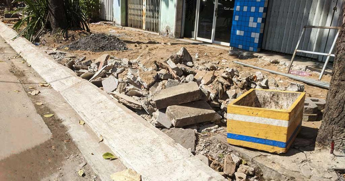 Công trình vỉa hè để đất đá ngổn ngang