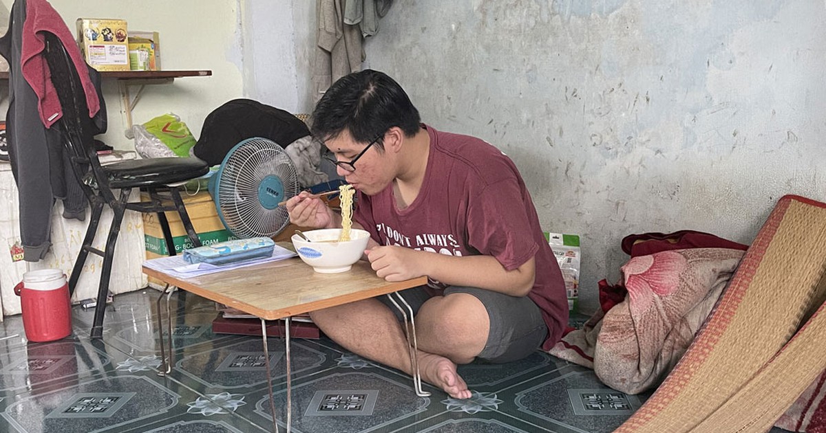 Quặn lòng với cậu học trò mồ côi ở trọ, ăn mì gói mong học đại học