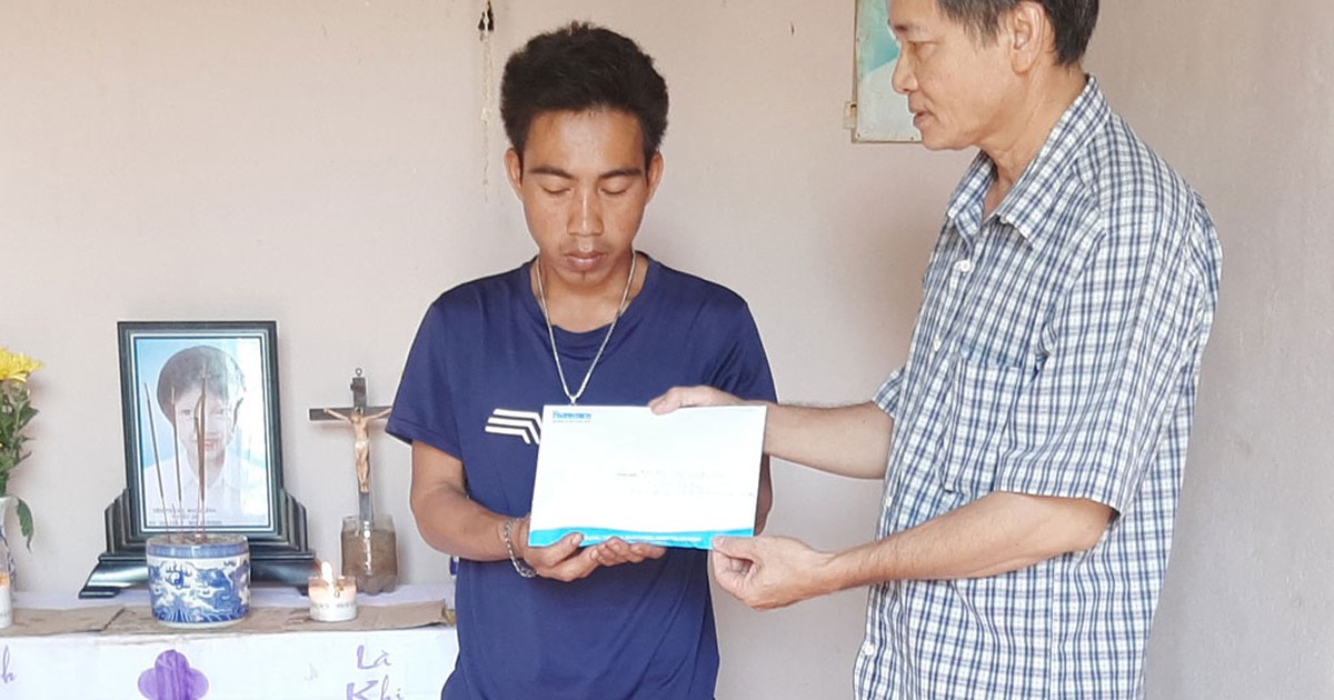 Trao tiền bạn đọc giúp đỡ gia đình bệnh nhi người Xê Đăng