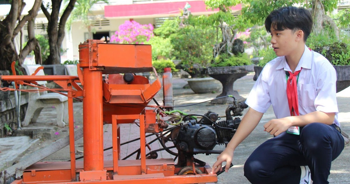 Học trò sáng chế máy phơi giúp nông dân bớt cực