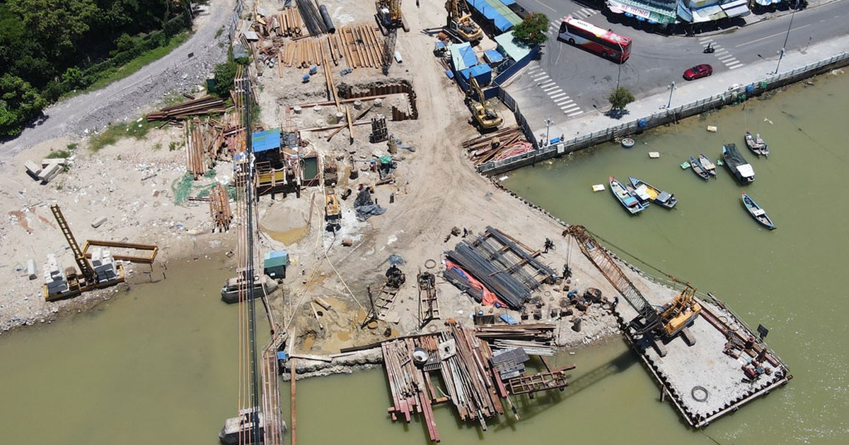 Nghi vấn đơn vị thi công xả thẳng bê tông xuống sông khi phá dỡ cầu cũ: Yêu cầu nhà thầu, tư vấn báo cáo nhanh vụ việc
