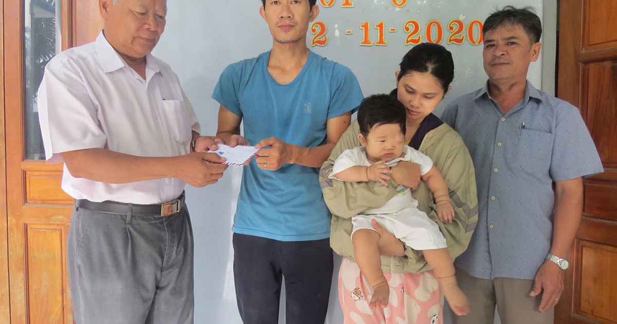 Trao tiền bạn đọc giúp đỡ hai hoàn cảnh thương tâm