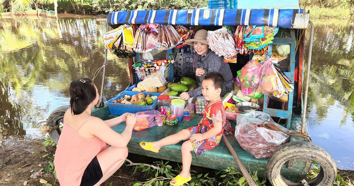 Chiếc ghe hàng 'gây thương nhớ tuổi thơ' của cô gái miền Tây xinh đẹp