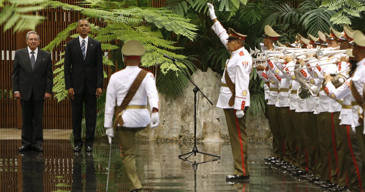 Khoảnh khắc Chủ tịch Raul Castro chào đón Tổng thống Obama