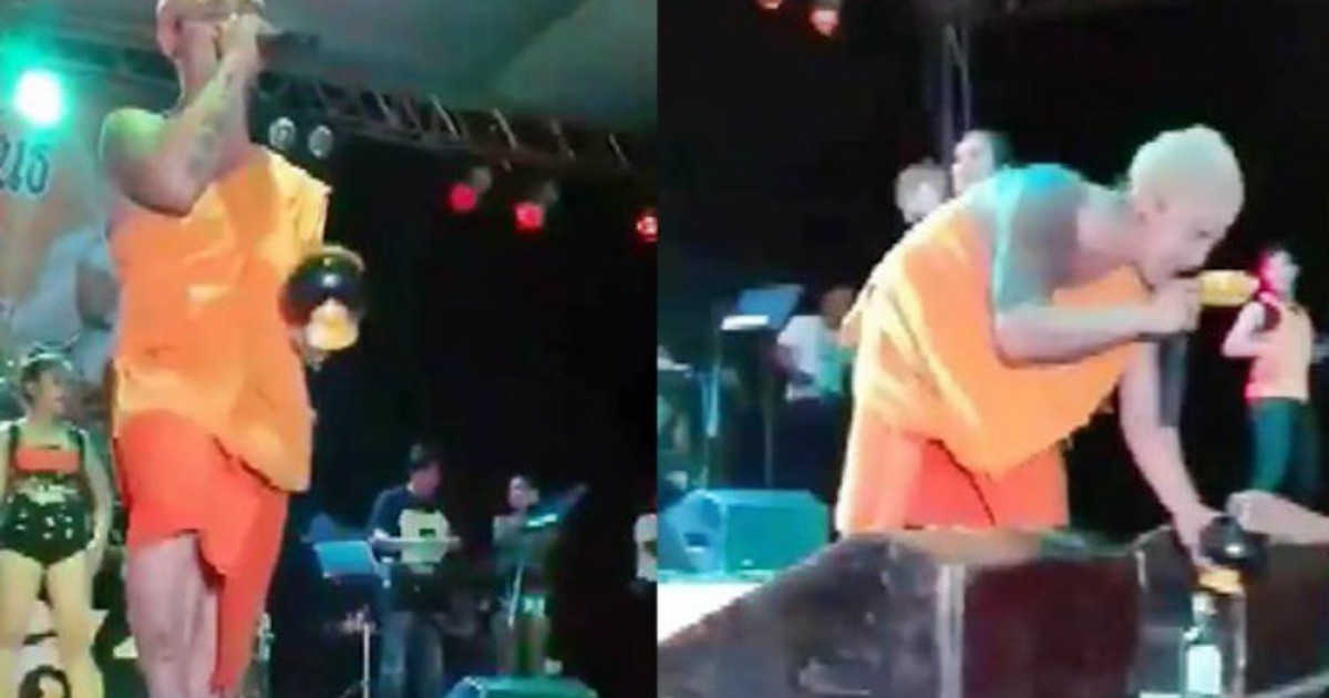 Bị 'ném đá' vì mặc áo thầy tu nhún nhảy trên sân khấu