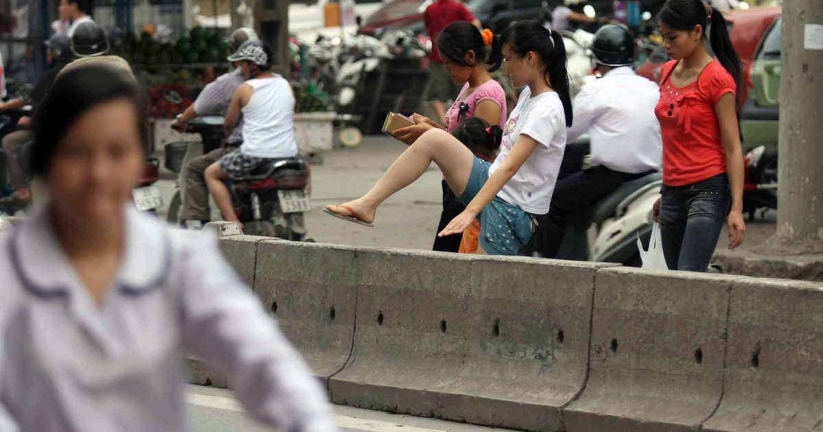 Từ 1.2, phạt tiền người đi bộ vi phạm luật giao thông