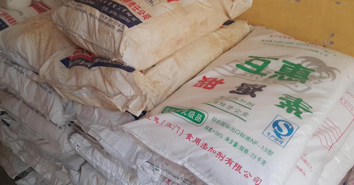 Thu giữ gần 6 tấn phụ gia không rõ nguồn gốc để sản xuất bim bim