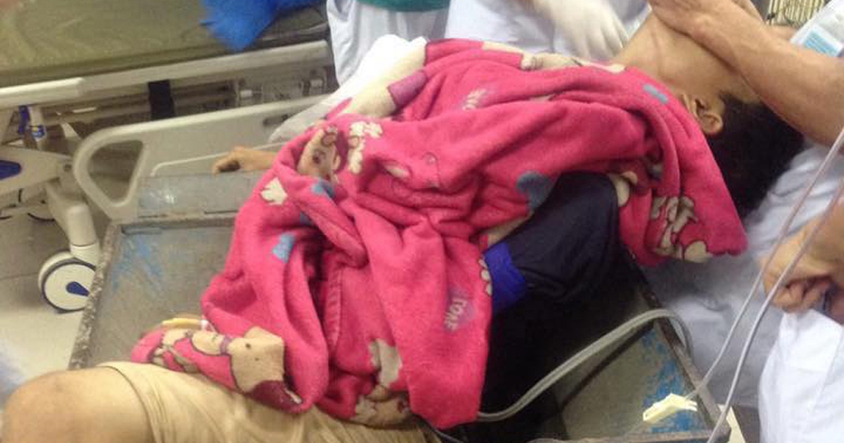 Cứu sống 1 bệnh nhân bị kẹt trong máy làm gạch