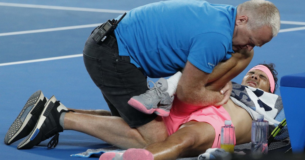 Tái phát chấn thương, Nadal bỏ cuộc giữa chừng ở tứ kết Úc mở rộng