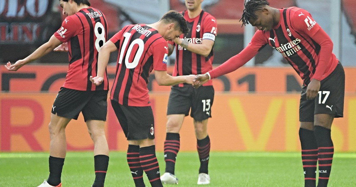 Leao tỏa sáng giúp AC Milan giành lại ngôi đầu Serie A